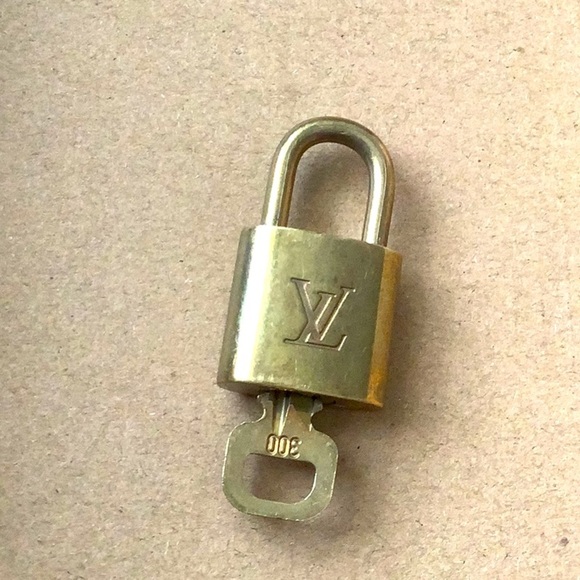 - LV Lock and Key #300 - Picture 4 of 5